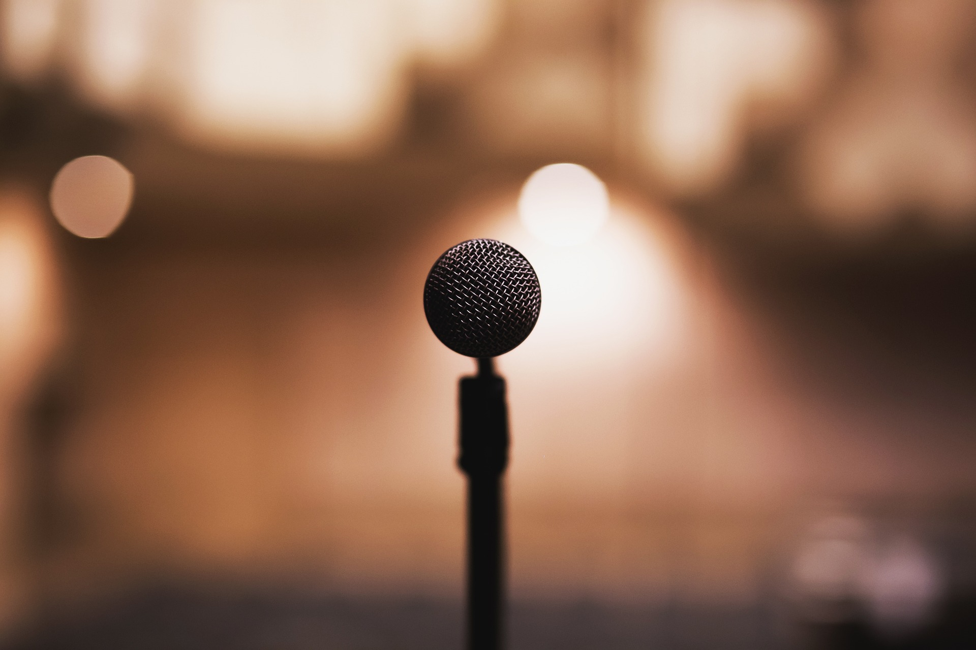 A head-on view of a singer's microphone